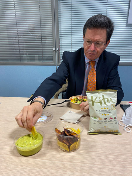 Embajador de Ecuador prueba productos Kitu