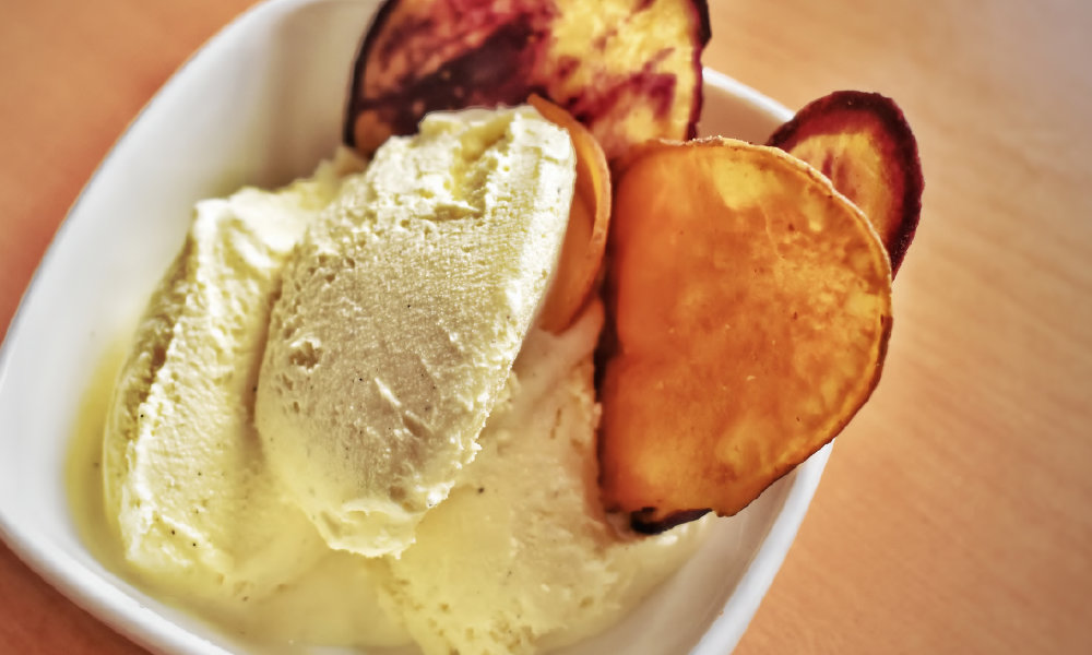 Helado de vainilla gourmet con batatas andinas o chips de plátano