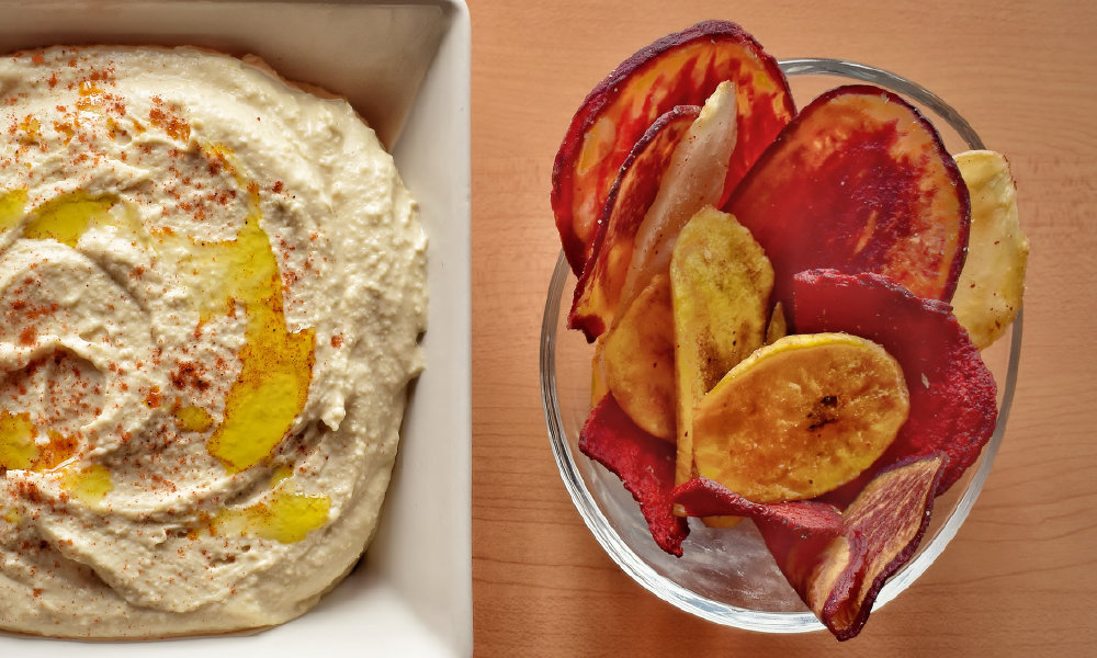 Hummus de garbanzos con chips de vegetales